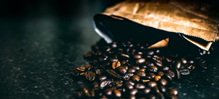 Kaffeebohnen für Kaffeevollautomaten fallen aus Verpackung