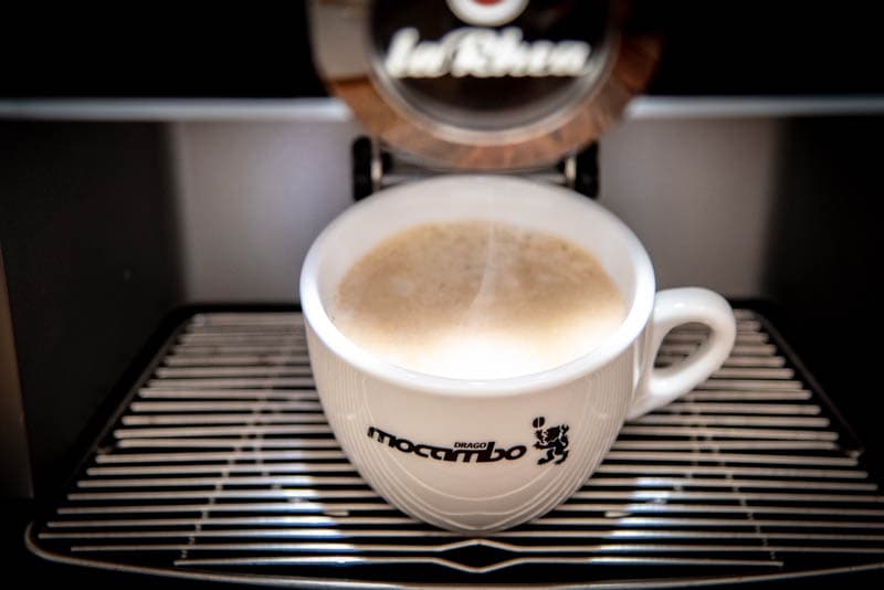 Kaffee aus dem Kaffeevollautomat laRhea