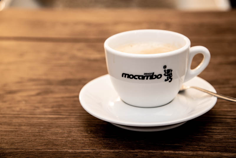 Mocambo Kaffeetasse mit Kaffee aus Kaffeevollautomat